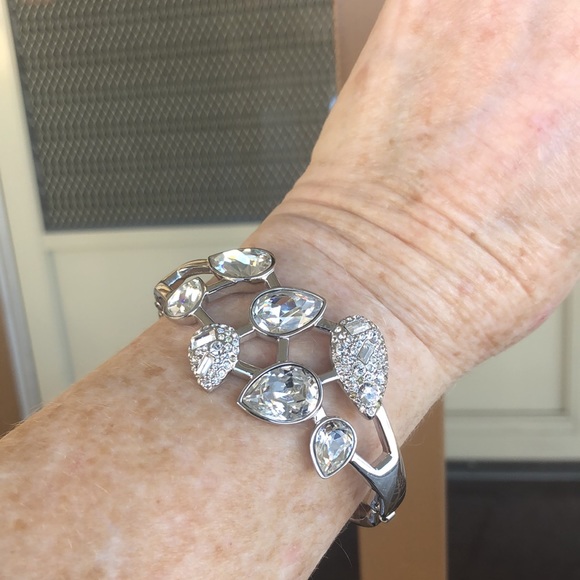 Beautiful Crystal Fashion Bracelet - Picture 7 of 13